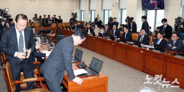 19일 서울 여의도 국회 재정경제기획위원회 전체회의에서 이혜훈 기획예산처 장관 후보자 청문회 개회를 두고 여야 공방 끝에 회의가 정회되고 있다. 윤창원 기자