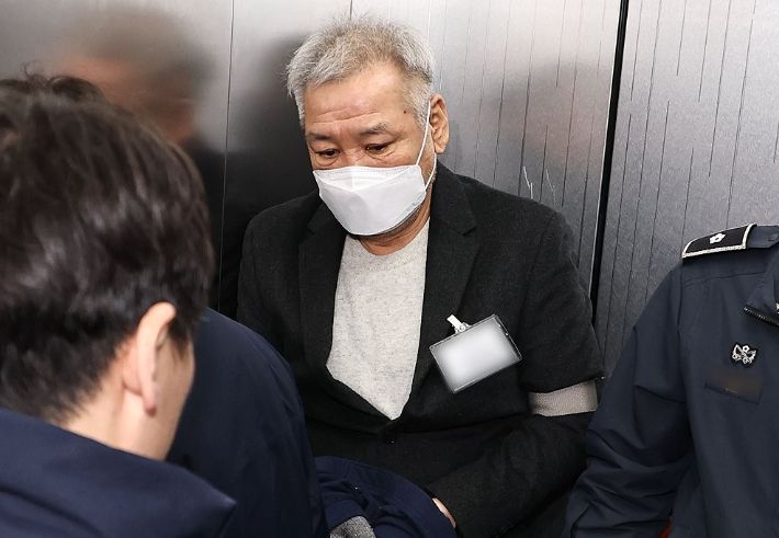 건진법사 전성배씨가 19일 서울 서초구 안권섭 상설특별검사 사무실에 참고인 신분으로 출석하고 있다. 연합뉴스