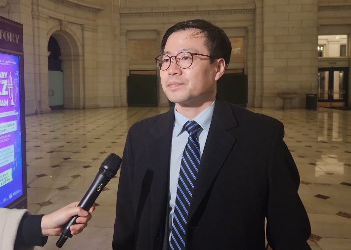 미국을 방문 중인 여한구 산업통상부 통상교섭본부장이 14일(현지시간) 미국 워싱턴DC의 유니온역에서 한국 특파원들과 만나 질문에 답하고 있다. 연합뉴스