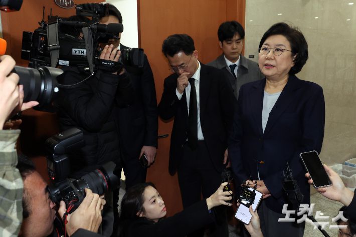 이혜훈 기획예산처 장관 후보자가 19일 서울 여의도 국회에서 입장을 밝히고 있다. 이날 재정경제기획위원회 전체회의는 이 장관 후보자에 대한 청문회 개최 여부를 놓고 여야 공방을 이어가다 정회됐다. 윤창원 기자