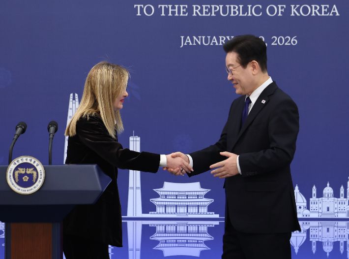 이재명 대통령과 조르자 멜로니 이탈리아 총리가 19일 청와대에서 공동언론발표 후 악수하고 있다. 연합뉴스