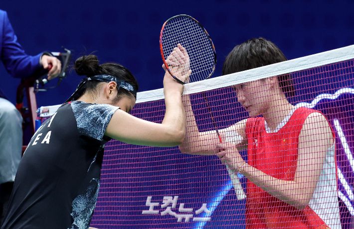 항저우아시안게임 단식 결승 뒤 안세영(왼쪽)과 천위페이가 서로 격려하는 모습. 황진환 기자