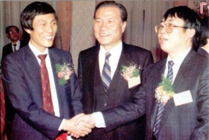 지난 1988년 조훈현(사진 맨 왼쪽)과 녜웨이핑이 '응씨배' 결승을 앞두고 선전을 다짐하는 악수를 하는 장면. 한국기원 제공