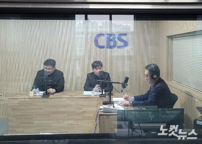 왼쪽부터 유상용 충북도의원, 이상식 충북도의원, 김종현 앵커. 충북CBS