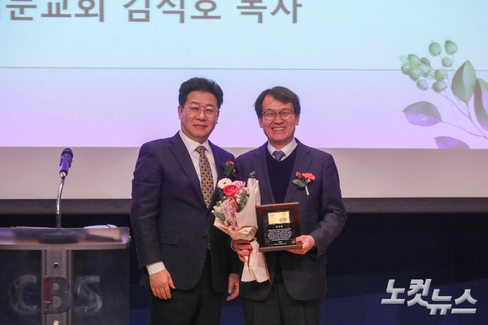 이임하는 제7대 박종숙 이사장에게 감사패를 전달하고 있다. 최화랑 기자