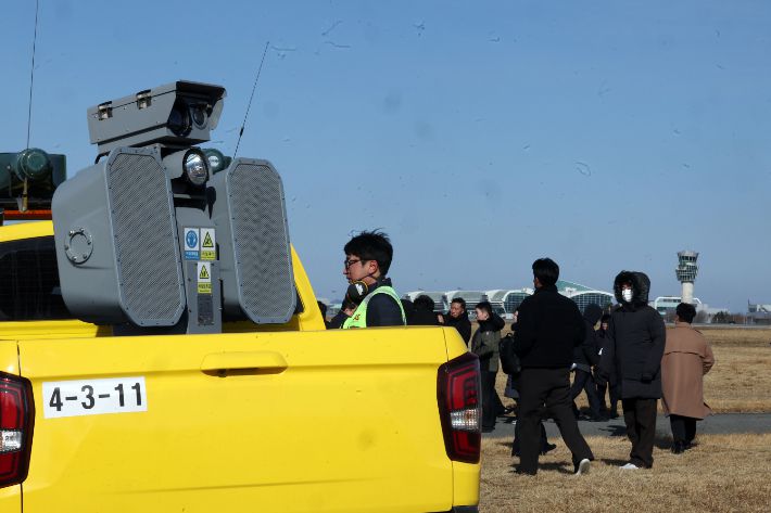 20일 무안국제공항에서 열린 12·29 여객기 참사 진상규명을 위한 국정조사특별위원회 현장조사에서 조류충돌 예방을 위한 경보장치가 놓여있다. 연합뉴스