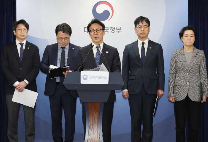 김민석 국무총리가 16일 서울 종로구 정부서울청사에서 행정통합 인센티브와 관련해 브리핑을 하고 있다. 연합뉴스