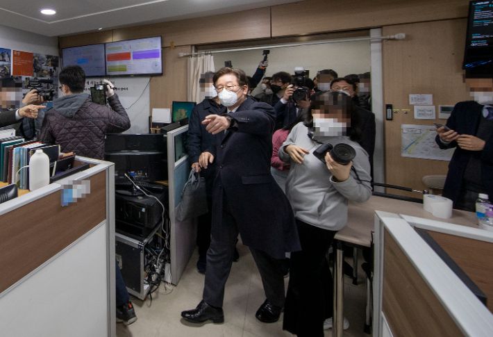 신천지 과천본부를 찾아 현장 지휘를 하고 있는 경기도지사 시절의 이재명 대통령. 경기도 제공