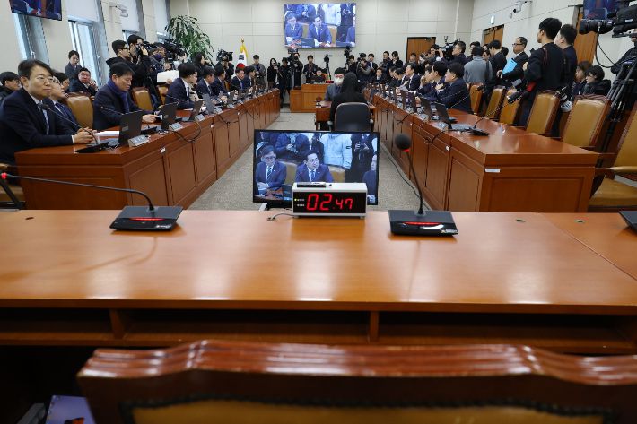 19일 서울 여의도 국회에서 열린 재정경제기획위원회 전체회의에 이혜훈 기획예산처 장관 후보자 좌석이 비어 있다. 연합뉴스