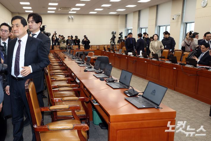 19일 서울 여의도 국회 재정경제기획위원회 전체회의에서 이혜훈 기획예산처 장관 후보자 청문회 개회를 두고 여야 공방 끝에 회의가 정회되고 있다. 윤창원 기자