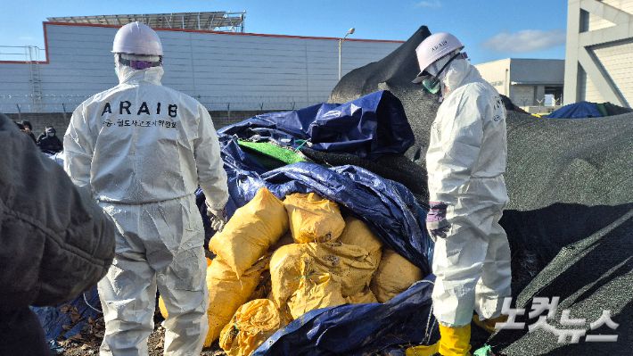 20일 진행된 12·29 여객기 참사 진상규명을 위한 국정조사특별위원회 현장조사에서 항공철도사고조사위원회가 방수포에 덮인 참사 여객기 잔해물을 보여주고 있다. 한아름 기자