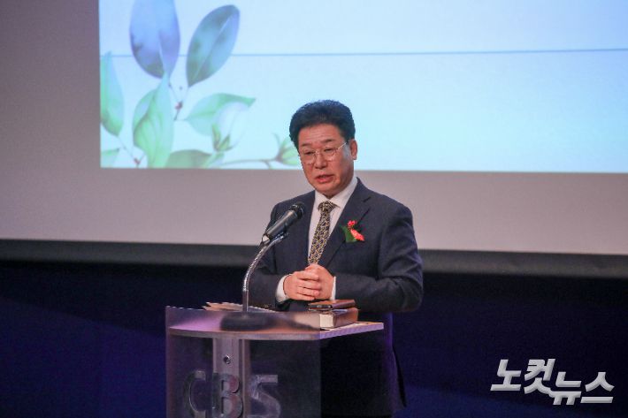 취임 인사 전하는 신임 운영이사장 김석호 목사. 최화랑 기자