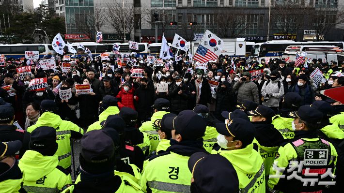 윤석열 대통령 지지자들이 지난해 1월 18일 오후 서울 마포구 서울서부지방법원 앞에서 윤 대통령 석방을 촉구하며 구호를 외치고 있다. 황진환 기자