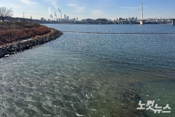 성산대교와 월드컵대교 사이 강물이 얼어있다. 이우섭 기자