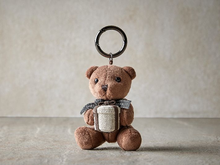 호텔신라는 병오년 '말의 해'를 맞아 '도멘 드 슈발리에' '스페셜 와인세트'와 '신라 기프트베어 키링' 등 신규 상품을 더했다. 호텔신라 제공