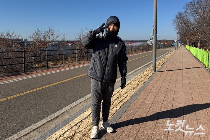 한강을 뛰고 있는 시민 러너 이찬영씨. 이우섭 기자