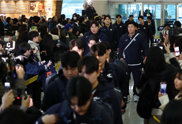 한국 야구대표팀 선수들이 지난 9일 인천국제공항 1터미널에서 월드베이스볼클래식(WBC) 1차 캠프지인 사이판으로 출국하고 있다. 연합뉴스