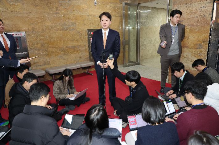 개혁신당 이준석 대표가 21일 국회에서 통일교·공천헌금 '쌍특검' 수용을 요구하며 단식 7일 차를 맞은 국민의힘 장동혁 대표를 만난 뒤 기자들의 질문에 답하고 있다. 연합뉴스