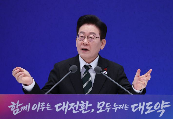 이재명 대통령이 21일 청와대 영빈관에서 열린 신년기자회견에서 발언하고 있다. 연합뉴스