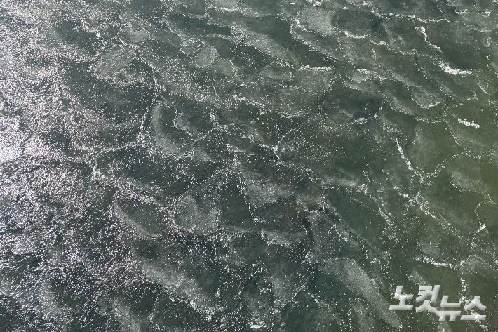 얼어붙은 한강. 이우섭 기자