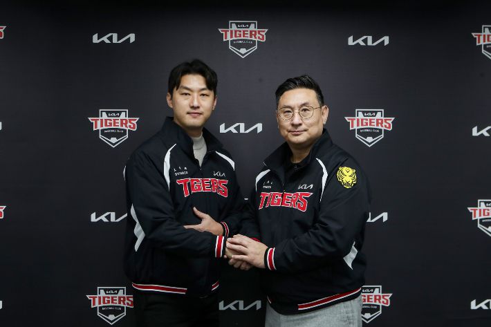 6년 만에 KIA로 복귀한 홍건희(왼쪽)와 심재학 단장. KIA