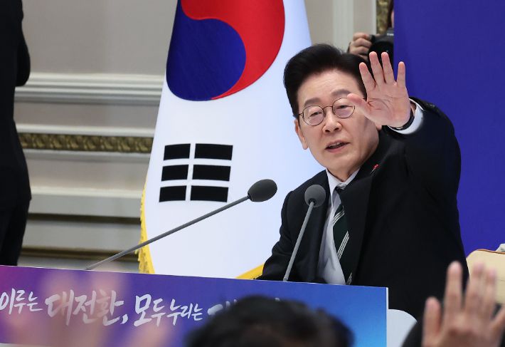 이재명 대통령이 21일 청와대 영빈관에서 열린 신년기자회견에서 취재진 질문을 받고 있다. 연합뉴스