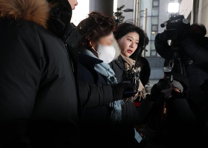 법인카드 사적유용·불법 정치자금 수수 등 무소속 김병기 의원을 둘러싼 각종 비위에 직접 가담한 혐의를 받는 김 의원의 배우자 이 모씨가 22일 조사를 받기 위해 서울 마포구 서울경찰청 공공범죄수사대로 출석하고 있다. 황진환 기자