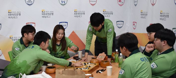 신진서 9단이 속한 마한의 심장 영암 팀 검토실 모습. 한국기원 제공