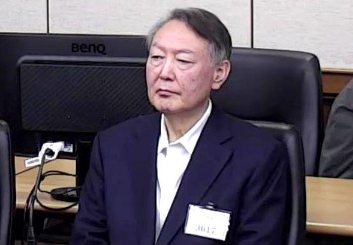 윤석열 전 대통령이 지난 16일 서울 서초구 서울중앙지방법원에서 열린 특수공무집행방해, 범인도피교사, 직권남용 권리행사방해 혐의 등 사건에 대한 1심 선고 공판에 출석해 피고인석에 앉아 있다. 연합뉴스