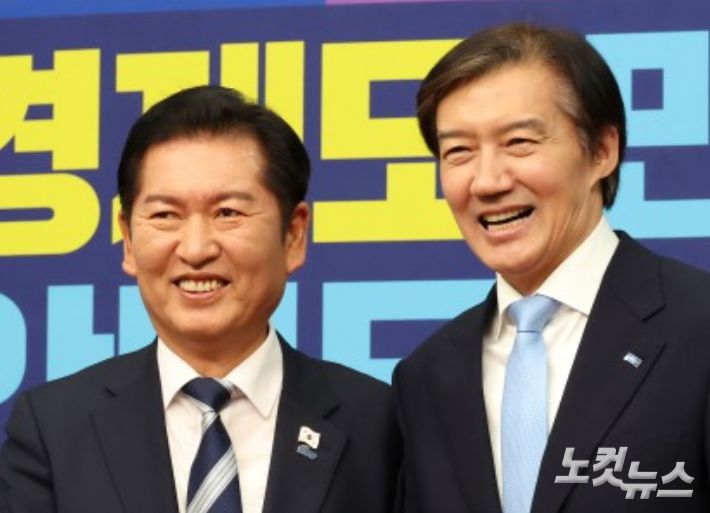 더불어민주당 정청래 대표와 조국 대표가 26일 서울 여의도 국회에서 만나 악수를 하고 있다. 윤창원 기자