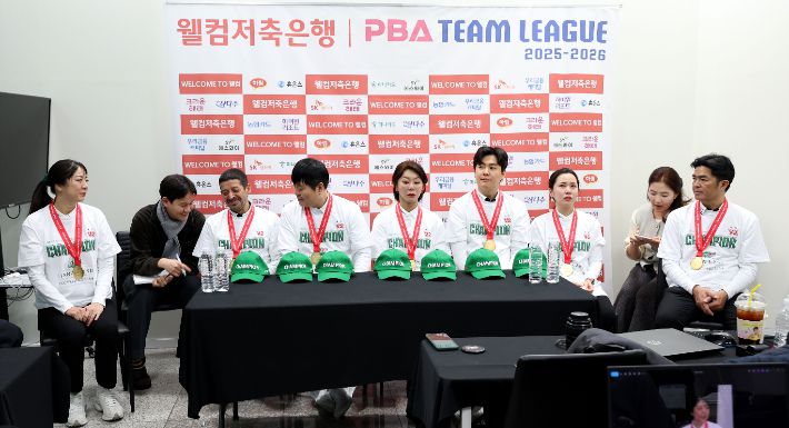 하나카드 선수들이 21일 파이널 우승 뒤 기자 회견에서 취재진 질문에 답하고 있다. 그러나 사카이의 잠정 은퇴 소식에 김가영, 김진아 등 선수들은 눈시울이 붉어진 모습. PBA