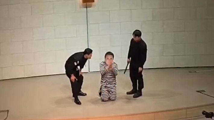 지난해 12월2일 서울 은평구 은평제일교회에서 열린 계엄전야제 행사에서 상연된 연극 장면. 이재명 대통령 가면을 쓴 사람이 곤봉을 든 사람들에게 둘러싸여 있다. 극우추적단 카운터스 엑스(X·옛 트위터) 계정 캡처