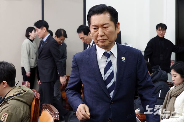 더불어민주당 정청래 대표가 22일 서울 여의도 국회에서 조국혁신당에 합당 제안 긴급기자회견을 위해 입장하고 있다. 윤창원 기자