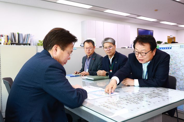 손병복 울진군수가 국토교통부 이우제 도로국장에게 남북10축 고속도로의 울진 구간의 필요성을 설명하고 있다. 울진군 제공