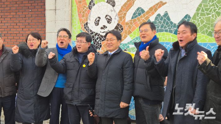 김성환 기후에너지환경부 장관과 강기정 광주시장이 22일 오후 광주 북구 우치동물원에서 현장점검을 마치고 기념사진을 찍고 있다. 한아름 기자