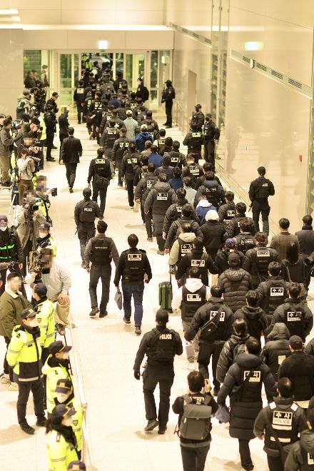 경찰이 23일 인천국제공항을 통해 송환한 캄보디아 사기 조직원들을 압송하고 있다. 부산경찰청 제공