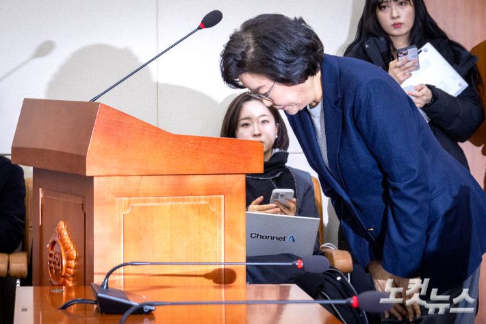 이혜훈 기획예산처 장관 후보자가 23일 오전 서울 여의도 국회 재정경제기획위원회 전체회의에서 열린 인사청문회에서 모두발언 중 성숙하지 못한 언행에 대한 사과 인사를 하고 있다. 윤창원 기자