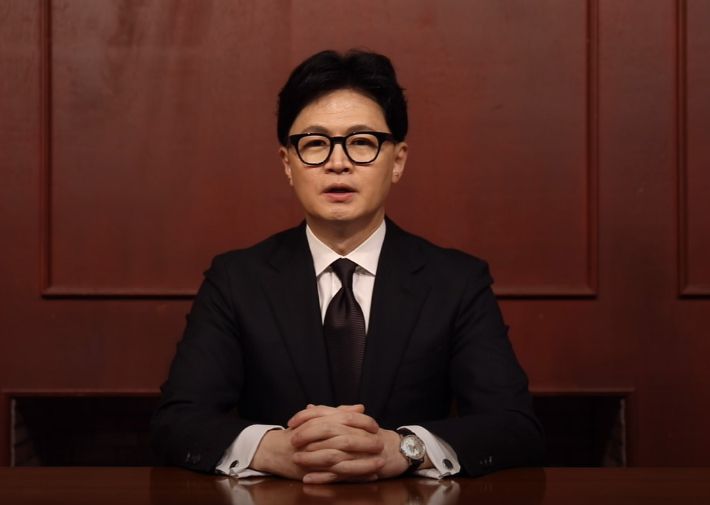 국민의힘 한동훈 전 대표가 지난 18일 페이스북에 자신에 대한 당의 징계 추진과 관련한 입장을 밝히는 영상을 올렸다. 연합뉴스