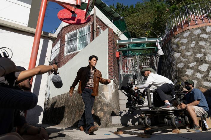 영화 '어쩔수가없다' 촬영 현장 스틸컷. 거장 박찬욱 감독은 이 작품에서도 독보적인 미장센을 선보임으로써, 영상 미학으로서 영화가 지닌 가치를 새삼 엿볼 수 있도록 도왔다. CJ ENM 제공