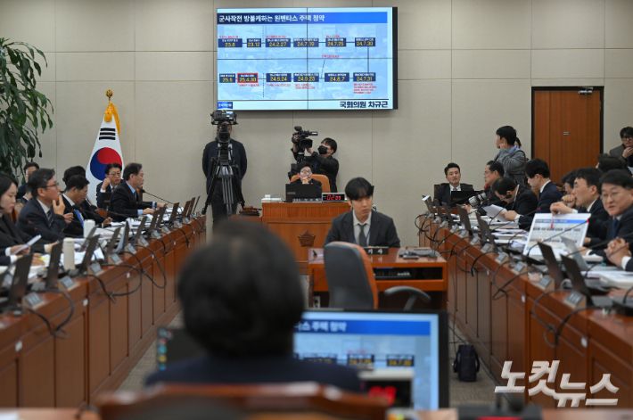 이혜훈 기획예산처 장관 후보자가 23일 서울 여의도 국회 재정경제기획위원회에서 열린 인사청문회에서 차규근 조국혁신당 의원의 자료를 보고 있다. 윤창원 기자