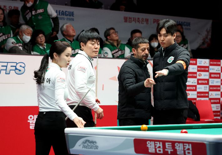 김진아(왼쪽부터), 김병호의 혼합 복식 경기에 초클루, 신정주가 벤치 타임 때 조언하는 모습. PBA