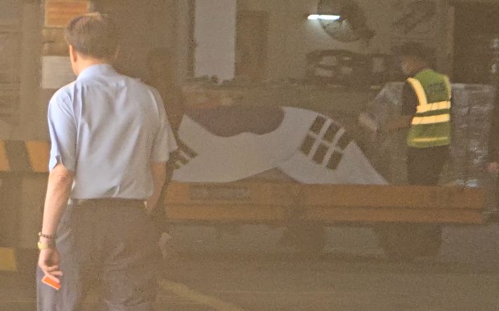 26일(현지시간) 베트남 호찌민시 떤선 국제공항에 도착한 이해찬 민주평화통일자문회의 수석부의장의 관이 대형 태극기에 감싸인 채 공항 내부로 옮겨지고 있다. 연합뉴스