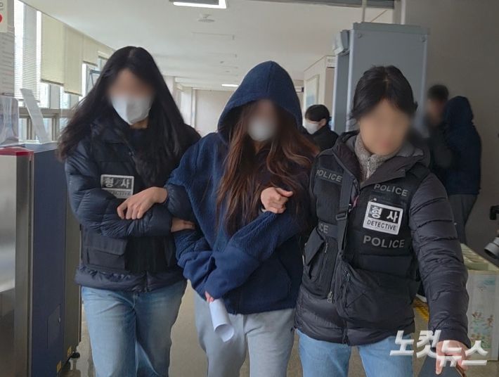 캄보디아 범죄단체 가입 및 활동 혐의를 받는 피의자가 구속 전 피의자 심문을 받기 위해 법정으로 들어서고 있다. 박우경 기자
