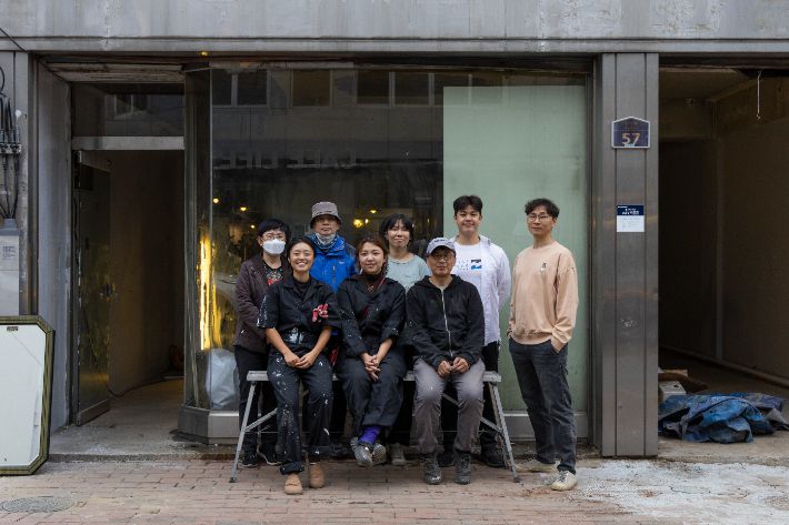 'HereIam'은 서울에 위치한 나그네방을 넘어, 경북 안동에서도 새 도전을 이어나가고 있다. 지역의 공동체성을 회복하고 기댈 곳이 필요한 이들에게 함께할 수 있는 기회를 제공하기 위해 올해 초 공사를 마치고 새로운 스테이 공간을 오픈했다.