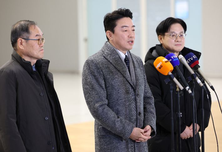 강훈식 대통령실 비서실장이 26일 인천국제공항을 통해 캐나다로 출국하기 전 취재진 앞에서 발언을 하고 있다. 왼쪽은 이용철 방위사업청장, 오른쪽은 김정관 산업부 장관. 연합뉴스