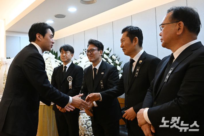 한준호 더불어민주당 의원이 27일 서울 종로구 서울대학교병원 장례식장에 마련된 이해찬 민주평화통일자문회의 수석부의장의 빈소에서 정청래 대표와 인사하고 있다. 사진공동취재단