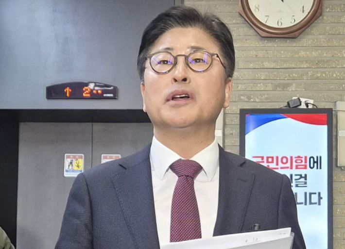 국민의힘 김종혁 전 최고위원이 19일 서울 여의도 국민의힘 중앙당사에서 열린 윤리위원회에 출석한 뒤 취재진과 인터뷰하고 있다. 연합뉴스