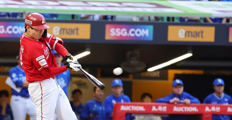 11일 인천 SSG랜더스필드에서 열린 2025 프로야구 KBO리그 포스트시즌 준플레이오프 2차전 삼성 라이온즈와 SSG 랜더스의 경기. SSG 김성욱이 9회말 1사 끝내기 솔로 홈런을 치고 있다. 연합뉴스