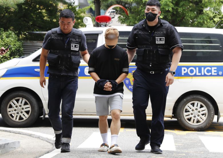 2일 오후 인천 미추홀구 인천지방법원에서 장인어른의 중요 부위를 흉기로 절단해 살해하려 한 혐의를 받는 30대 사위가 구속 전 피의자 심문(영장실질심사)를 받기 위해 출석하고 있다. 인천=뉴시스