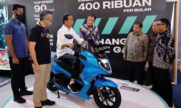 조코 위도도 인도네시아 대통령(왼쪽 세 번째)이 16일(현지시간) 자카르타에서 열린 국제모터쇼에서 전기 오토바이를 타고 있다. 자카르타=로이터·연합뉴스